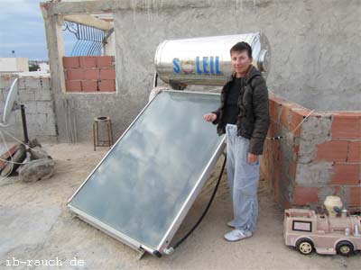 Nutzung der Solarenergie auf einem Hausdach in Midoun