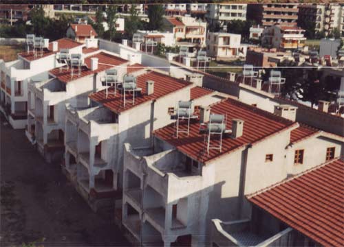 Warmwasser durch die Nutzung von Solarenergie auf den Hausdächern in Guezelcamli