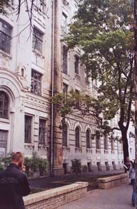 Поврежденная труба для обезвоживания крыши в центре города Киев