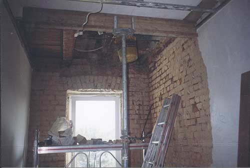 Freilegungsarbeiten (bewohntes Zimmer) bei einem Schaden durch den Echten Hausschwamm