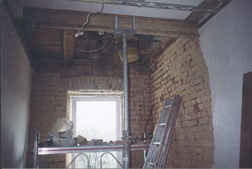 Freilegungsarbeiten (bewohntes Zimmer) bei einem Schaden durch den Echten Hausschwamm