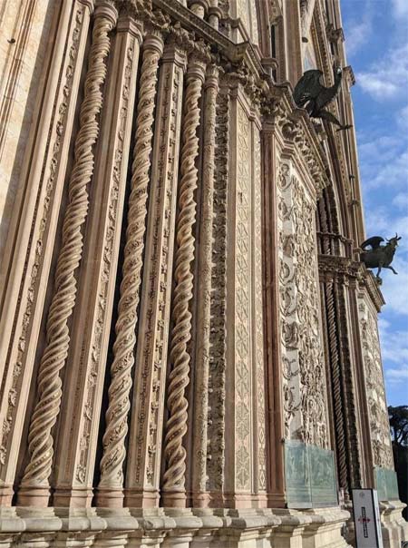 Spiralförmigen Säulen an der Fassade der Kathedrale von Orvieto