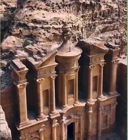 Monumentales Gebäude Ad-Deir - vollständig aus den Felds gehauen