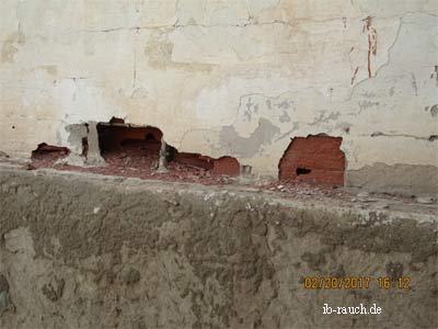 Schäden am Sockel der Mauer durch Salze und Feuchtigkeit
