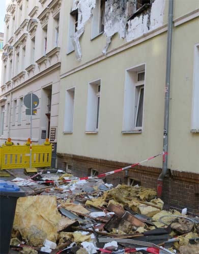 Entfernte Bauteile auf Straße nach Wohnungsbrand