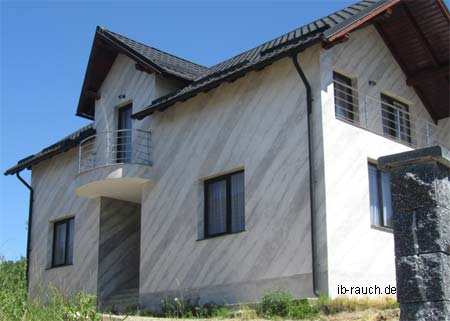 Fassade ähnelt Marmor