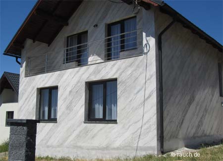 Fassade ähnelt Marmor