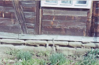 Feuchtesperre bei einem älteren Holzblockhaus