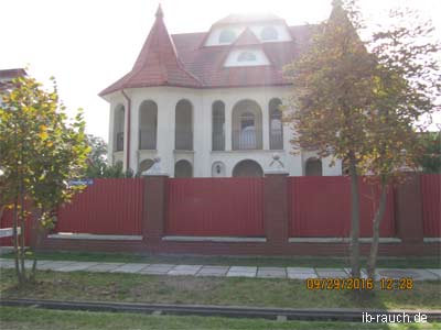 Wohnhaus mit großen Zaun