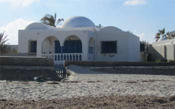 Älteres Wohnhaus auf Djerba mit Kuppel und Gewölbe, Bild von Peter Rauch