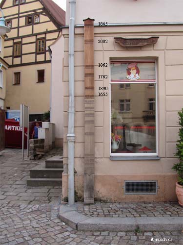 Hochwassersäule in der Stadt Wehlen an der Elbe