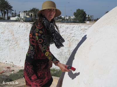 Frau Sydoriak bei IR-Messungen in Djerba