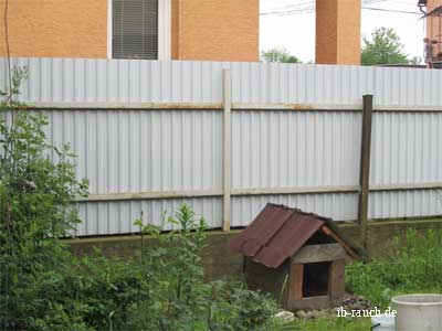 Metallzaun an der Grundstücksgrenze