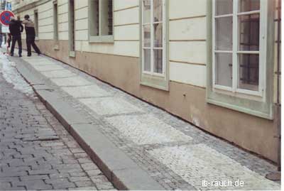 Horizontale Fuge im Außenputz, damit eine Feuchtebrücke vermieden.