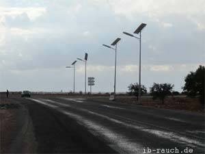 Straßenbeleuchtung in der Steppe in Tunesien