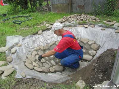 Beim Bau eines Gartenteiches