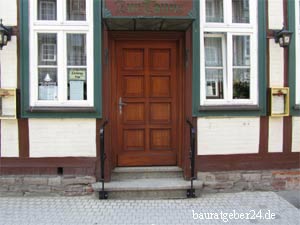 Eingangstür und historische Fenster