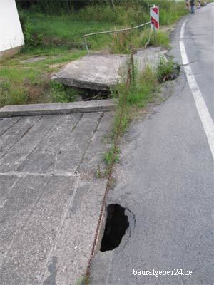 Kaputter Straßenbelag durch Regenwasser in Wehlen 2013