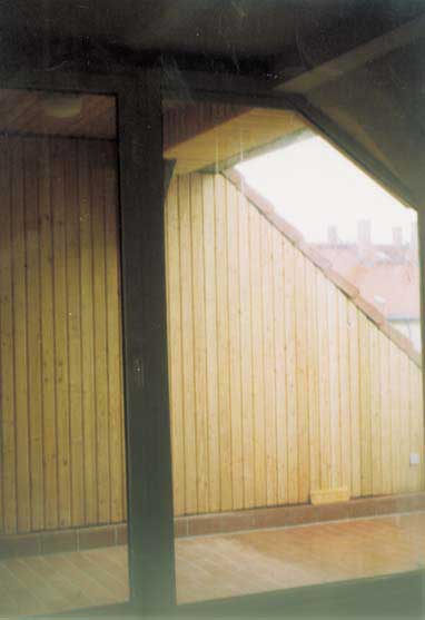 Holzverkleidung eines Balkons im Dachgeschoss