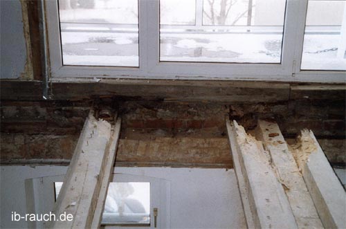 Holz zerstörenden Pilzen durch falsch eingebaute Terrasentür im Dachgeschoss