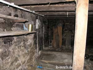 Schwarze Kellerwände