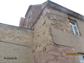 Außenmauerwerk aus Bruchstein, Lehm und Ziegel