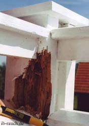 Holzschäden an der Holzkonstruktion eines Balkons durch falsche Farbbeschichtung