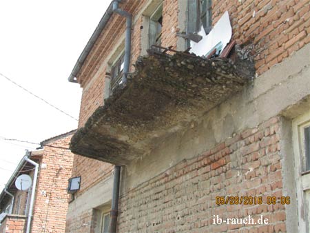 Vollkommen zerstörte Balkonplatte