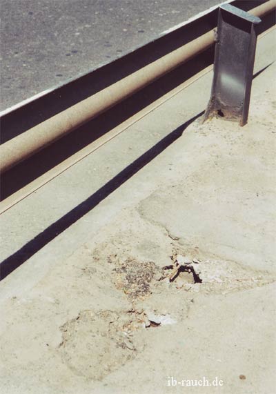 Löcher im Fußweg einer Brücke über den Bug, das Bewährungseisen liegt frei