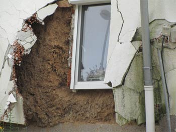 Detailansicht der zusammengebrochenen Lehmwand