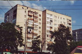 Anzunehmen in Großplattenbauweise mit Verkleidung