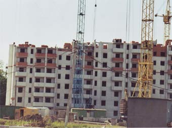 Wohnungsbaustelle, die Gebäude werden aus Ziegel errichtet